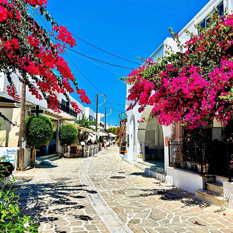 La Karabia, rue principale du village d'Antiparos