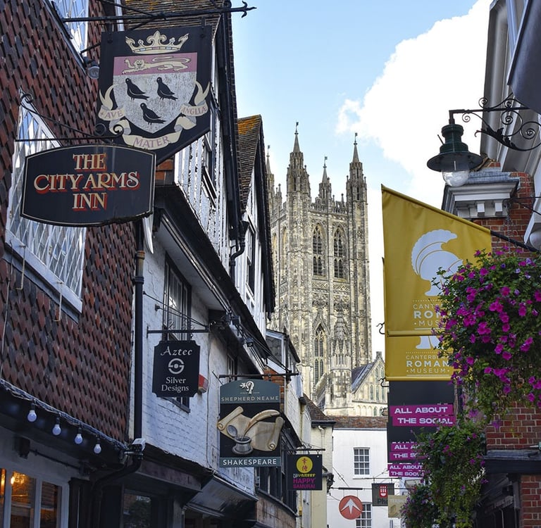 Vue sur une des tours de Canterbury Cathedral depuis une petite rue adjacente