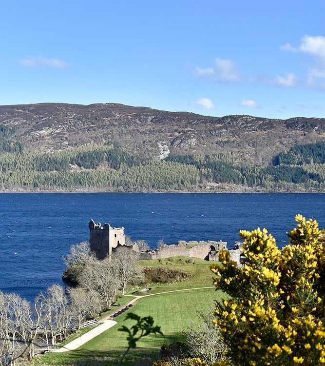 Château d'Urquhart vue du haut avec le Loch Ness en contrebas