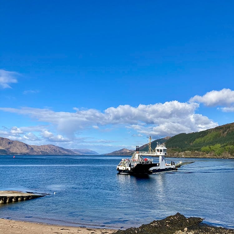 Corran Ferry et a route qui termine dans le Loch