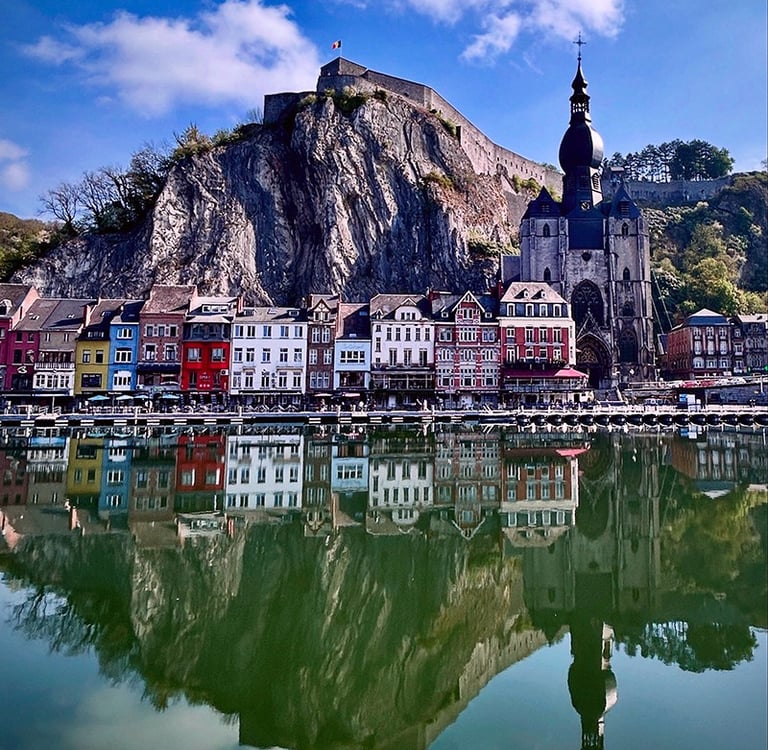 Les maisons colorées de Dinant, la Citadelle et l'Eglise