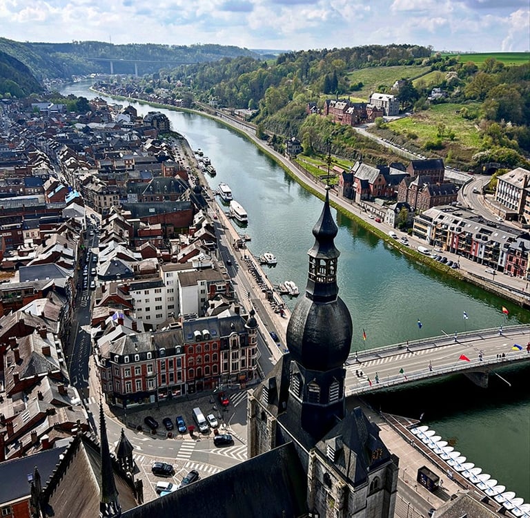 Dinant et sa valée vue de la Citadelle