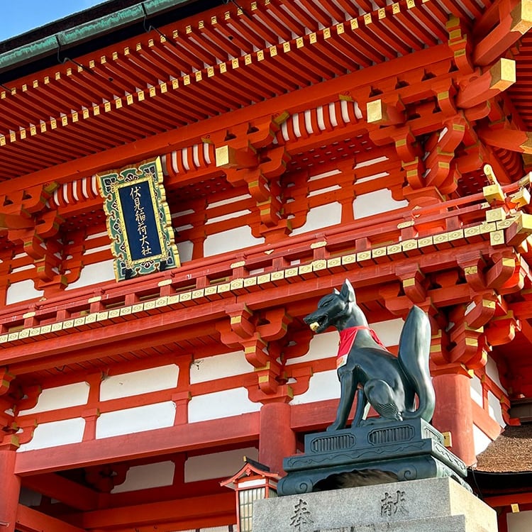 Porte rouge du Fushimi Inari-Taisha et son kami renard