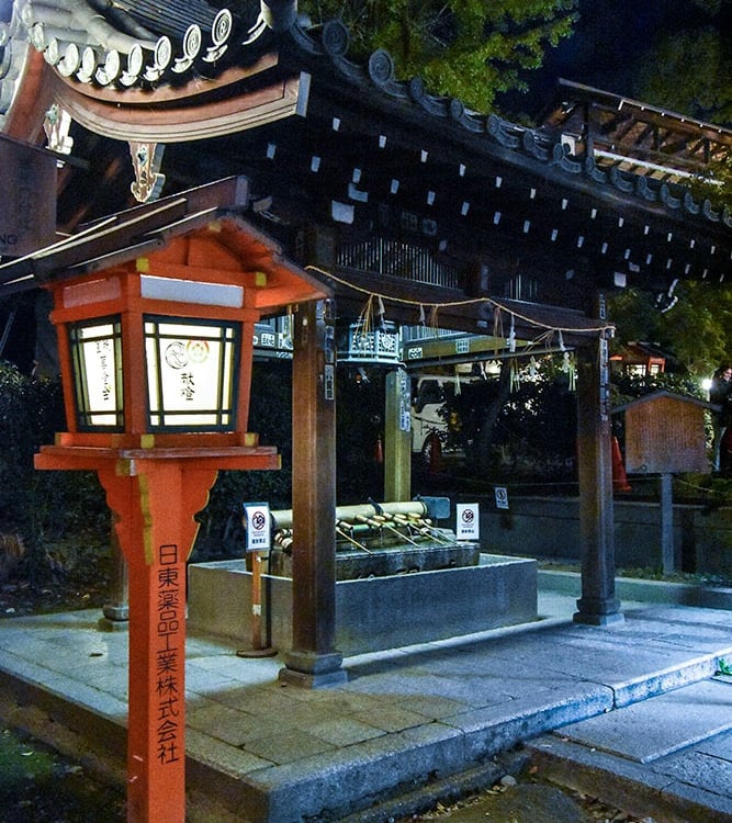 Fontaine de purification avec une lanterne rouge en premier plan