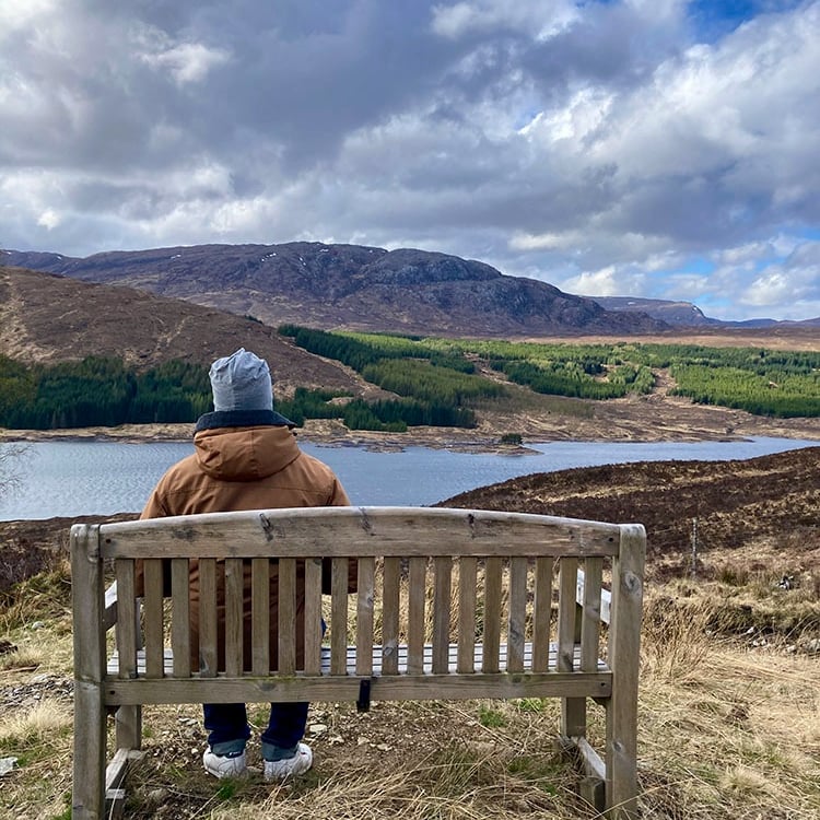 Le Lord contemplant ses terres écossaises à Glencoe