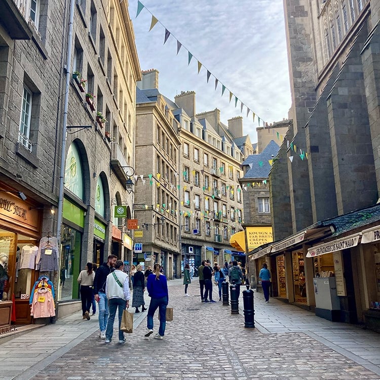 Rue pavée de Saint-Malo
