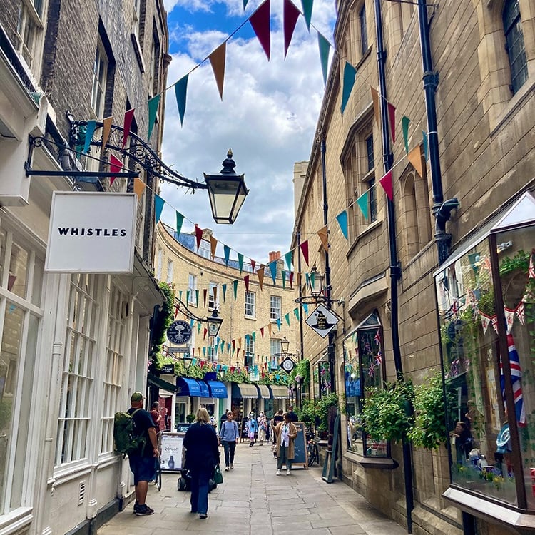 Petite rue animée de Cambridge