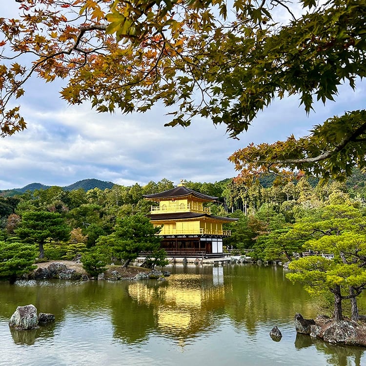 Le Pavillon d'Or de l'autre côté du lac et son reflet dans l'eau