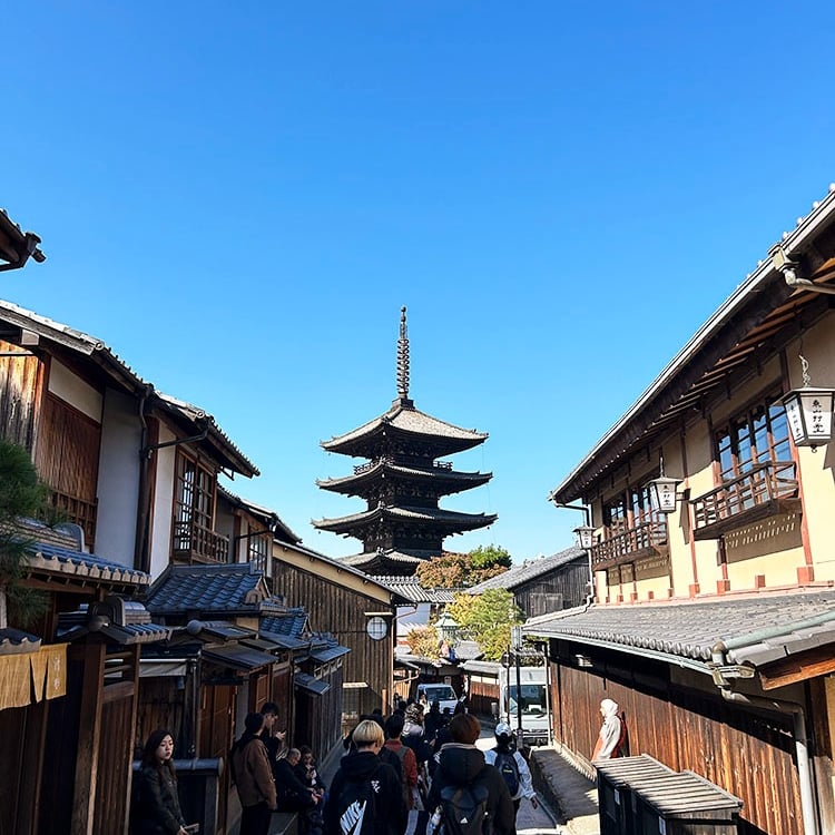 Vue de la pagode du temple Hokan-Ji depuis la rue