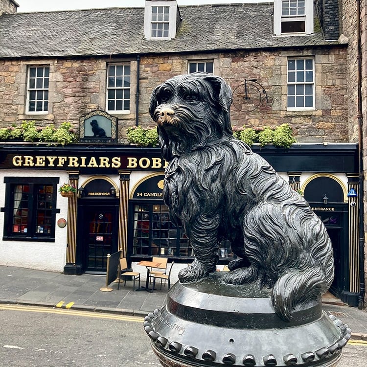 La statue du petit chien Bobby