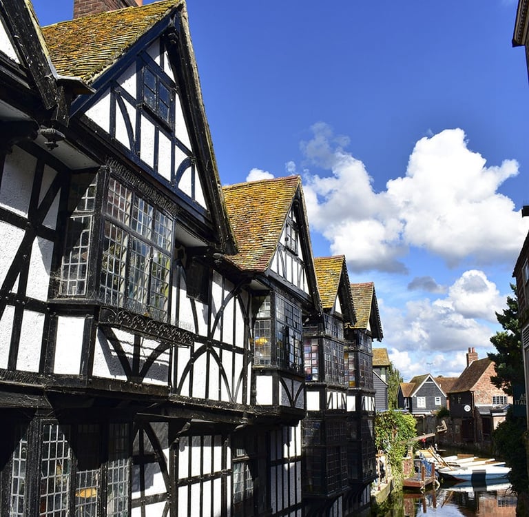 Maisons style Tudor sur la rivière Great Stour et des petites barques en bois vides