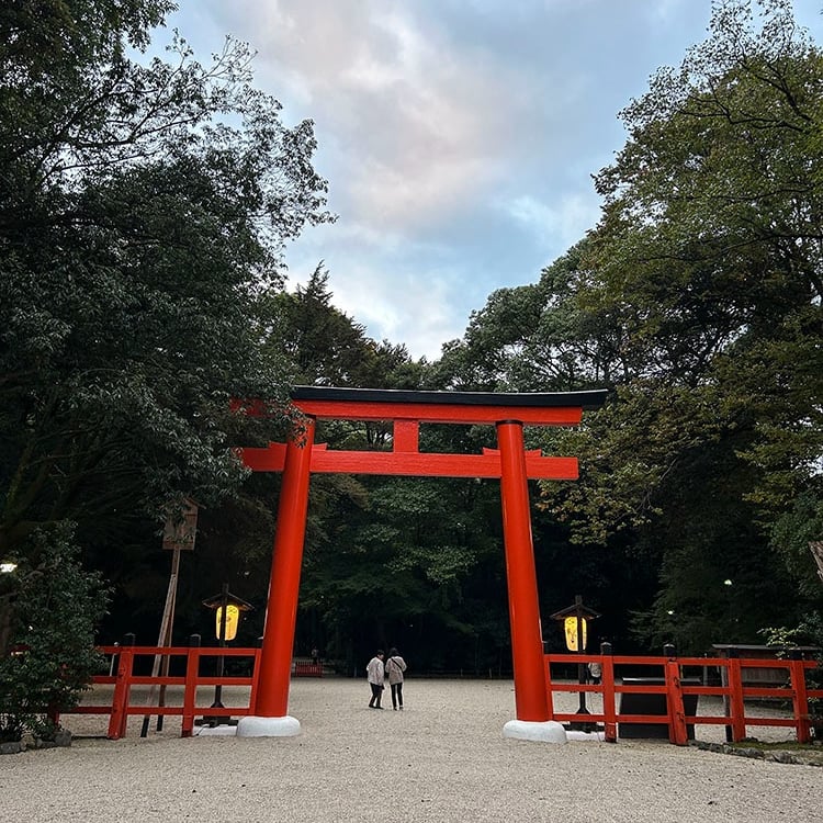 Grande porte torii vermillon du temple Shimogamo