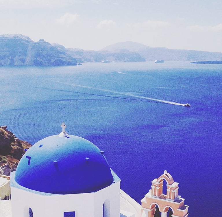 Les célèbres dômes bleus des églises grecques à Santorin