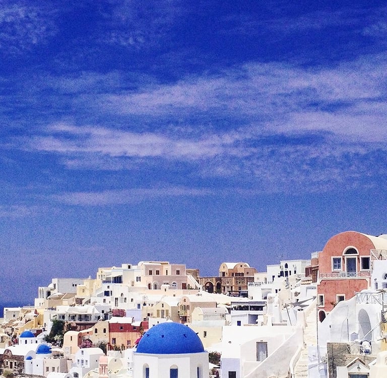Vue sur le village de Fira à Santorin