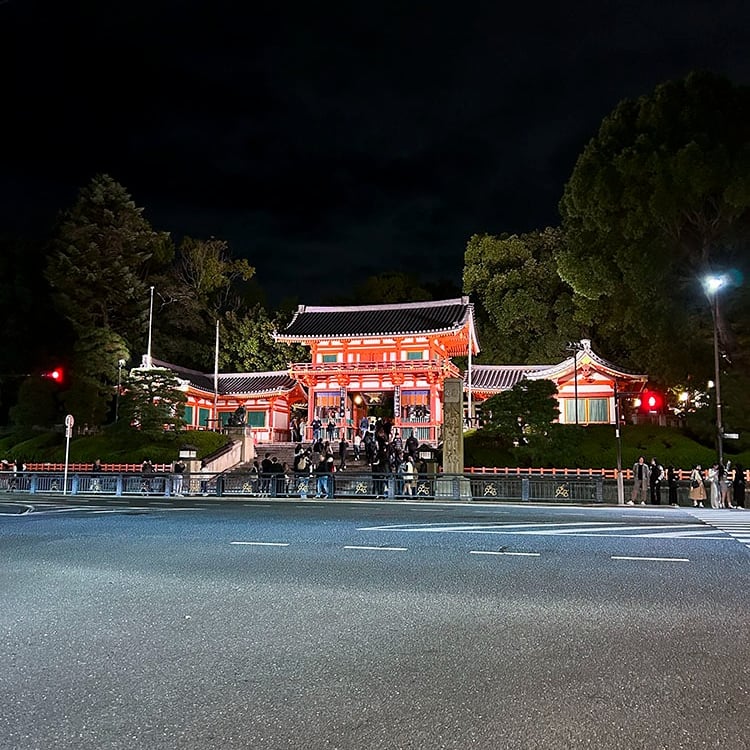 Facade du temple Yasaka Shrine de nuit