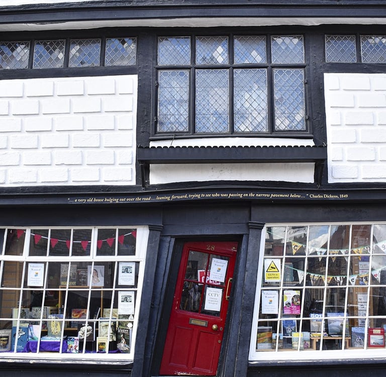 The Crooked House la maison tordue dont la porte rouge penche vers la droite