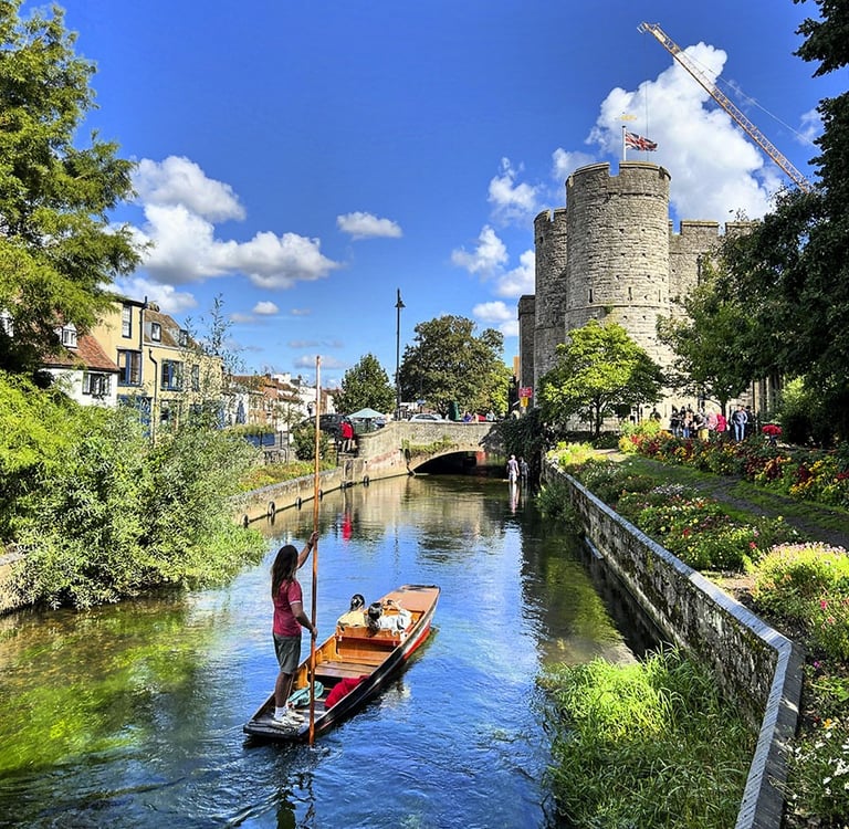 Petite barque en bois sur la rivière Great Stour et le Westgate towers en fond