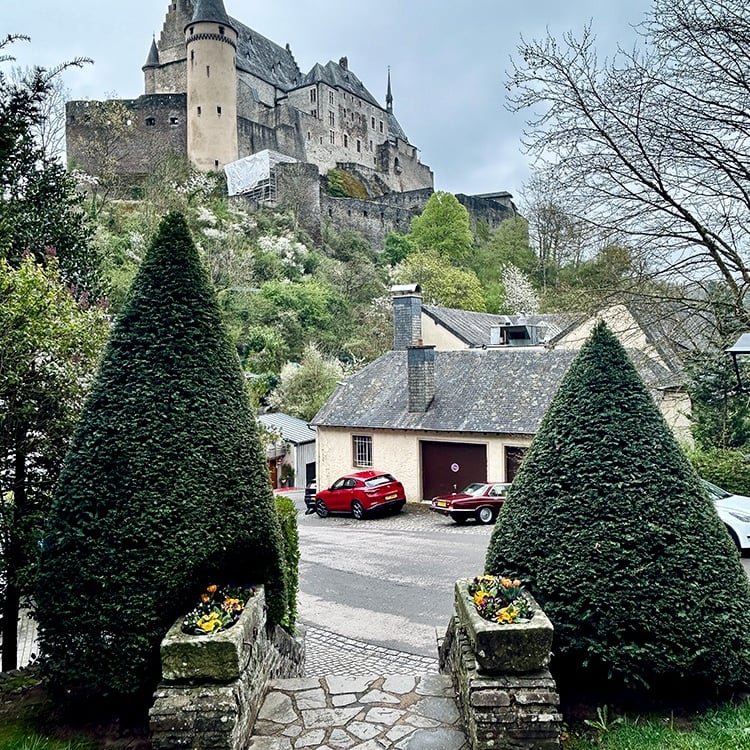 Vue sur le château de Vianden depuis le parking