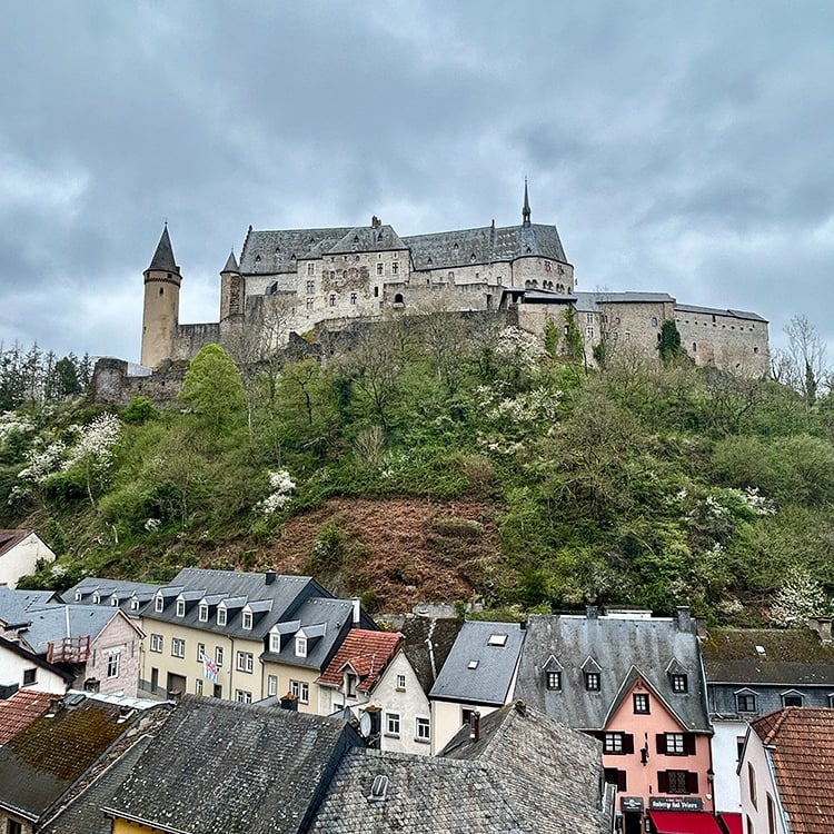 Vue du la ville et le château de Vianden