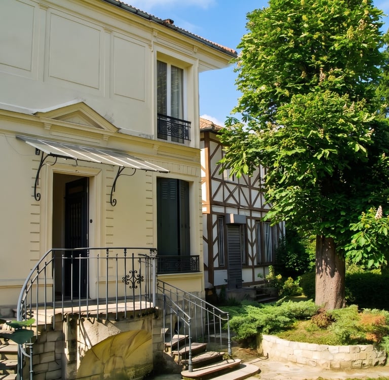 Entrée de la maison de Berdiaev à Clamart, maison à colombages et grand marronnier dans un jardin.