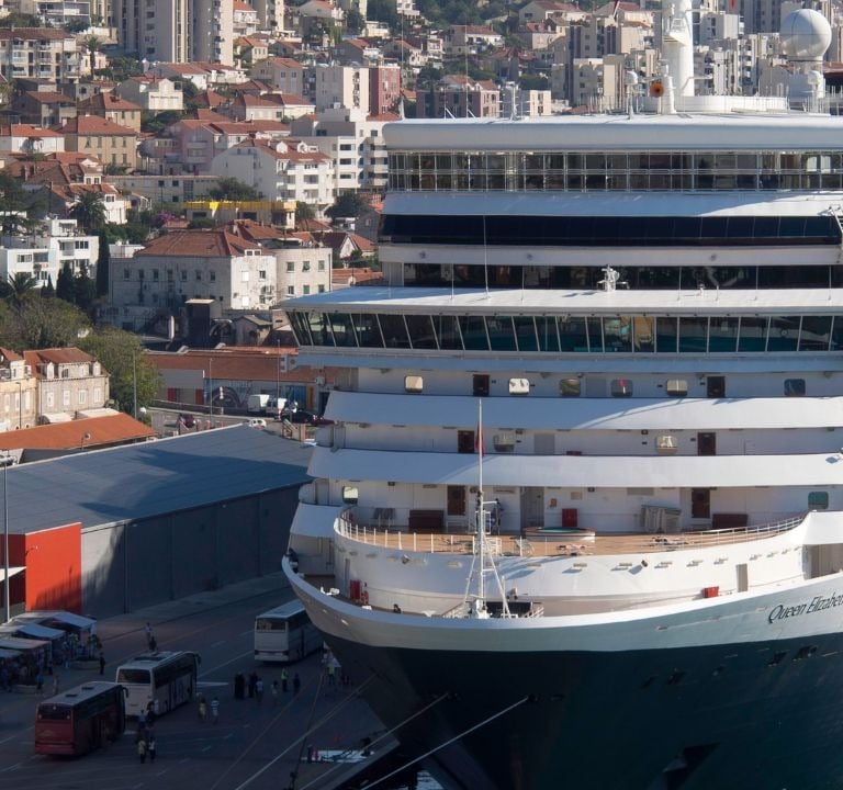 foto do navio Queen Elizabeth ancorado em Dubrovnik