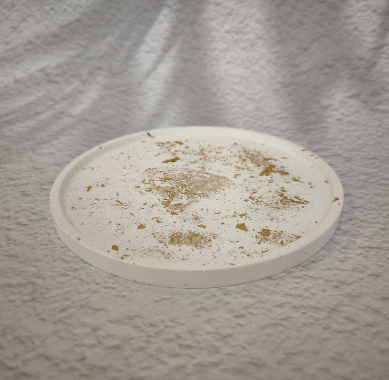 Apskritas baltas padėkliukas su subtiliomis auksinėmis detalėmis papuošalams ar smulkmenoms