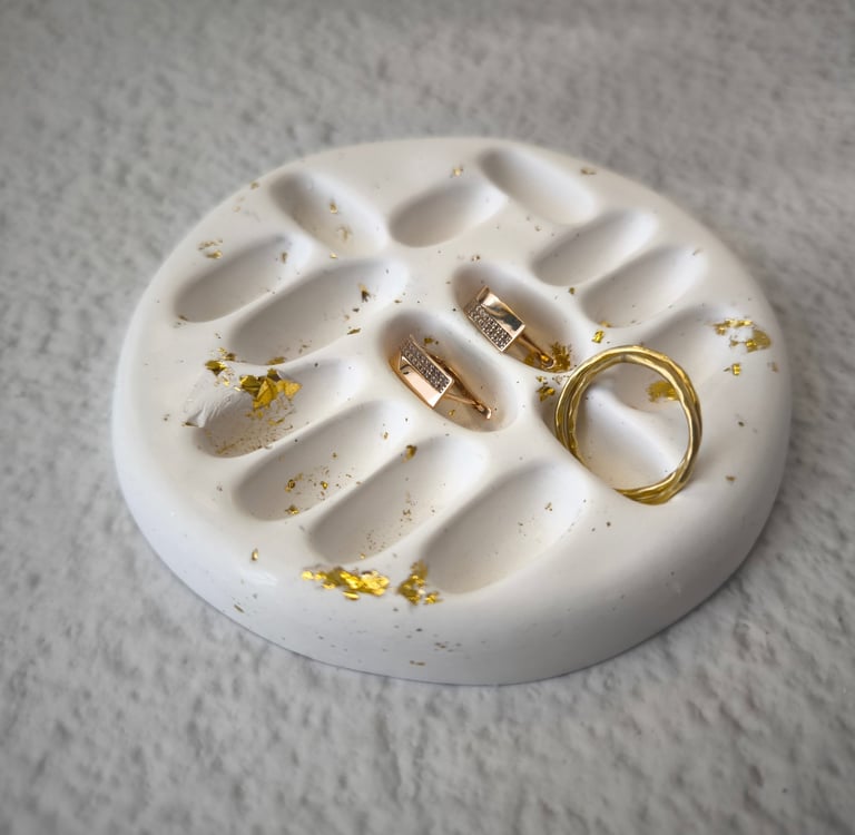 Balta papuošalų laikymo lėkštelė su auksinėmis detalėmis auskarams ir žiedams