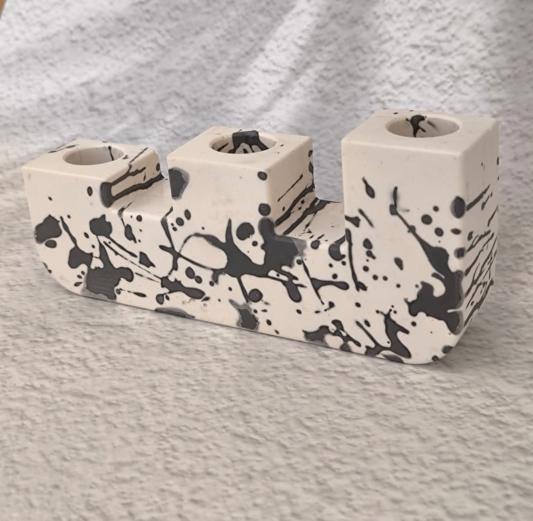 Rankų darbo žvakidė trims žvakėms su modernaus rašto dekoru