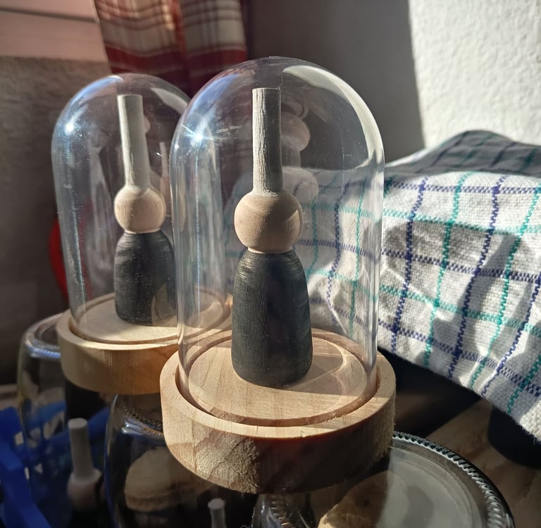 Bigoudène sur aimant, sous cloche, socle en bois.