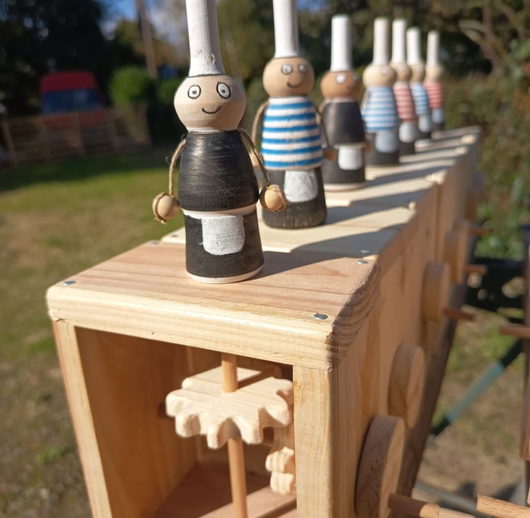 Bigoudènes en bois sur mécanisme type engrenage.