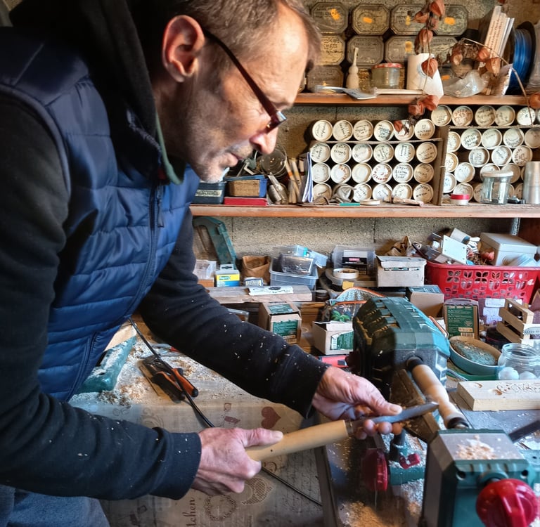 Fred dans l'atelier sur le tour à bois