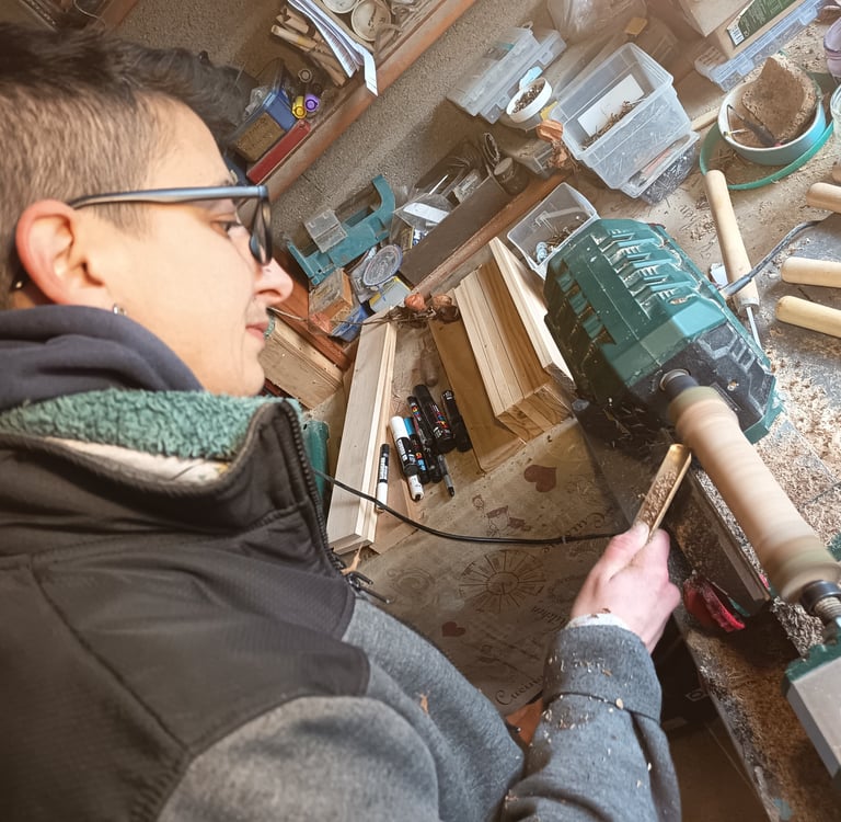 Claire sur le tour à bois.