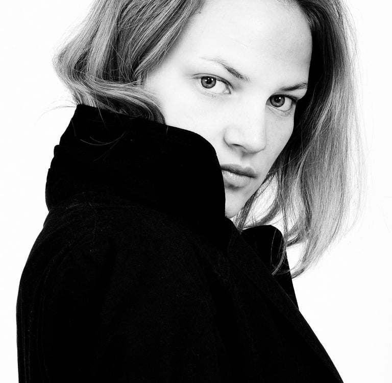 Portrait jeune femme en noir et blanc