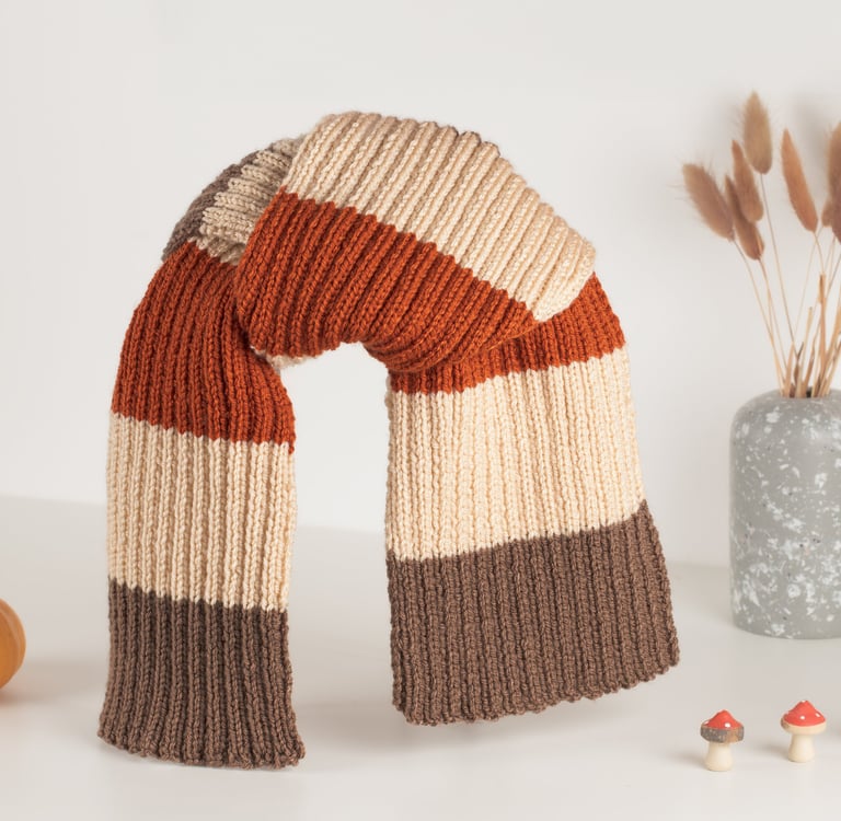 Echarpe tricolore marron beige orange sur fond blanc décor citrouille et champignons