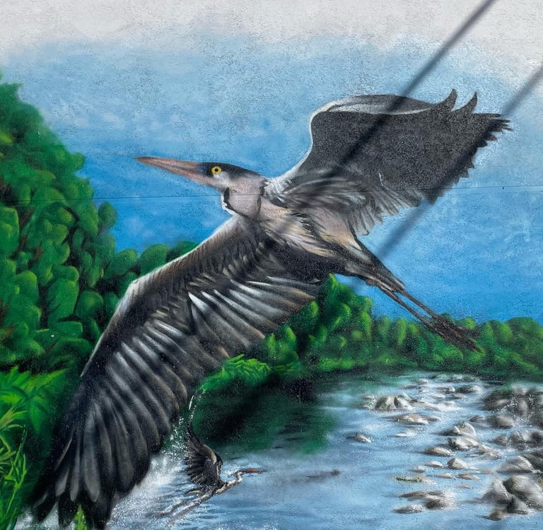 une peinture de héron cendré