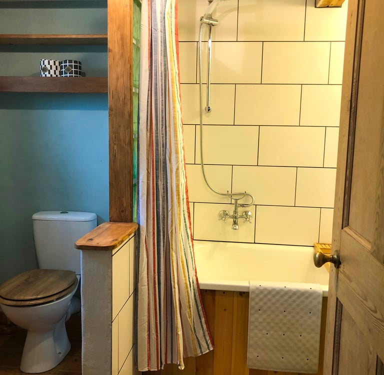 holiday rental interior showing bath and toilet