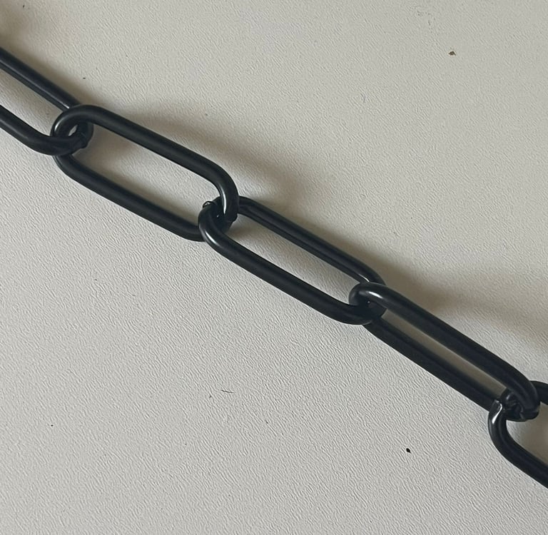 Runder Kreis mit einem Farbmuster mittig eine Kette in Schwarz, Hundekette, Pulverbeschichtet