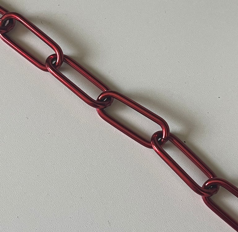 Runder Kreis mit einem Farbmuster mittig eine Kette in Candy, Hundekette, Pulverbeschichtet