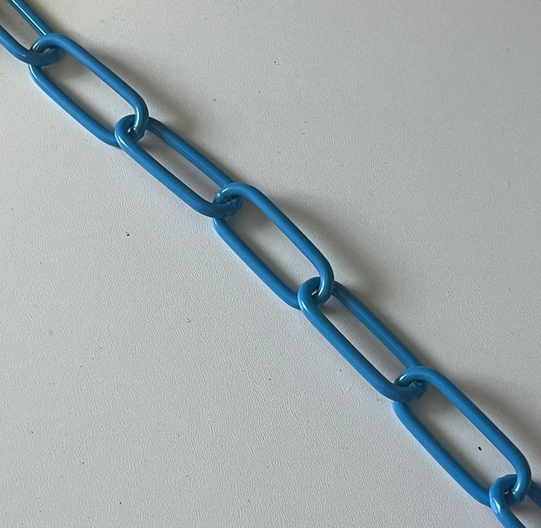 Runder Kreis mit einem Farbmuster mittig eine Kette in Blau, Hundekette, Pulverbeschichtet