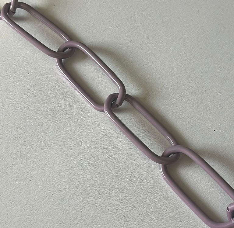 Runder Kreis mit einem Farbmuster mittig eine Kette in Lila, Hundekette, Pulverbeschichtet