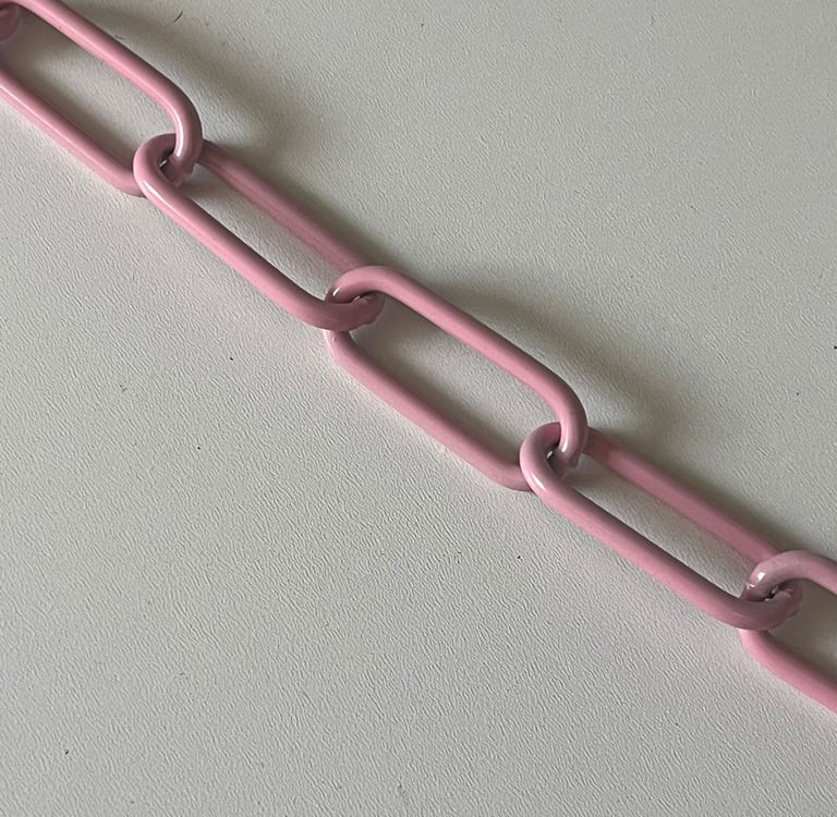 Runder Kreis mit einem Farbmuster mittig eine Kette in Türkis, Hundekette, Pulverbeschichtet