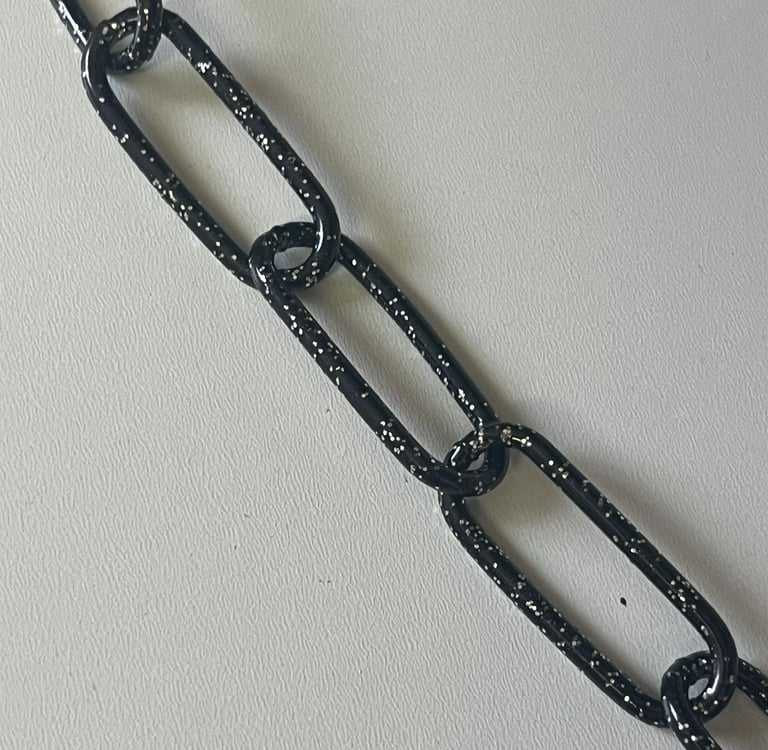 Runder Kreis mit einem Farbmuster mittig eine Kette in Schwarz Glitzer,Hundekette, Pulverbeschichtet