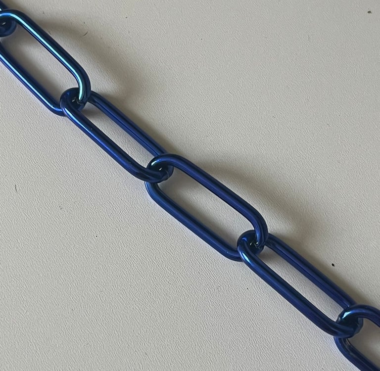 Runder Kreis mit einem Farbmuster mittig eine Kette in Candy, Hundekette, Pulverbeschichtet