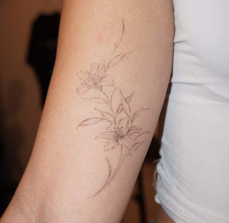 Fine line botanical lily tattoo on forearm – Sinkply Zürich