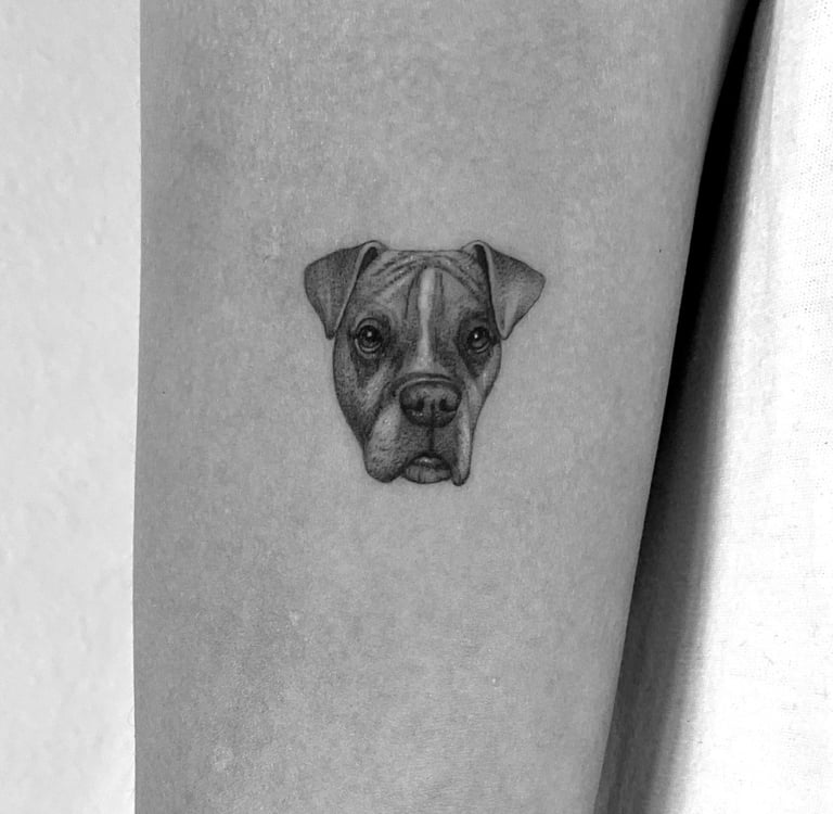 Micro-realism fine line dog portrait tattoo – Sinkply Zürich