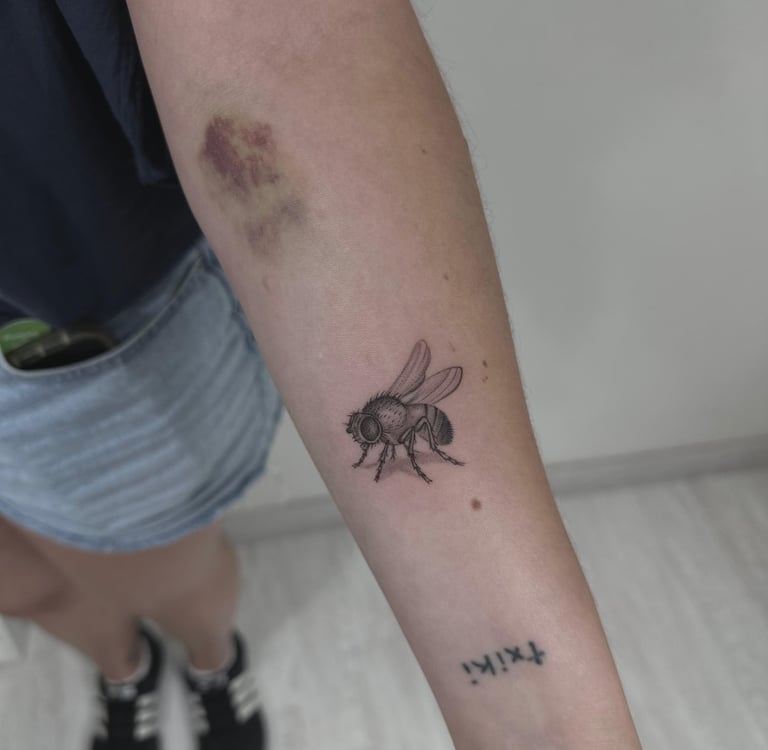 Fine line micro-realism bee tattoo on forearm – Sinkply Zürich