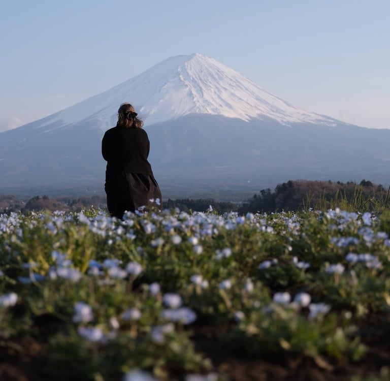 Foto mía de espaldas con el Monte Fuji de fondo