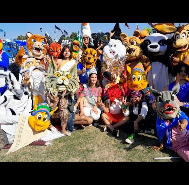 mascotas de los colegios en el sabado estudiantil