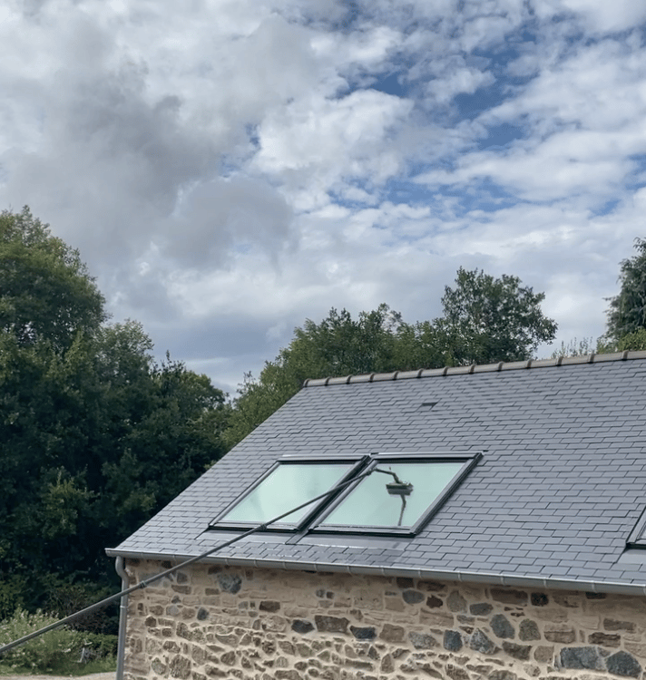 Nettoyage professionnel de velux en Bretagne avec perche télescopique et système d’eau pure efficace