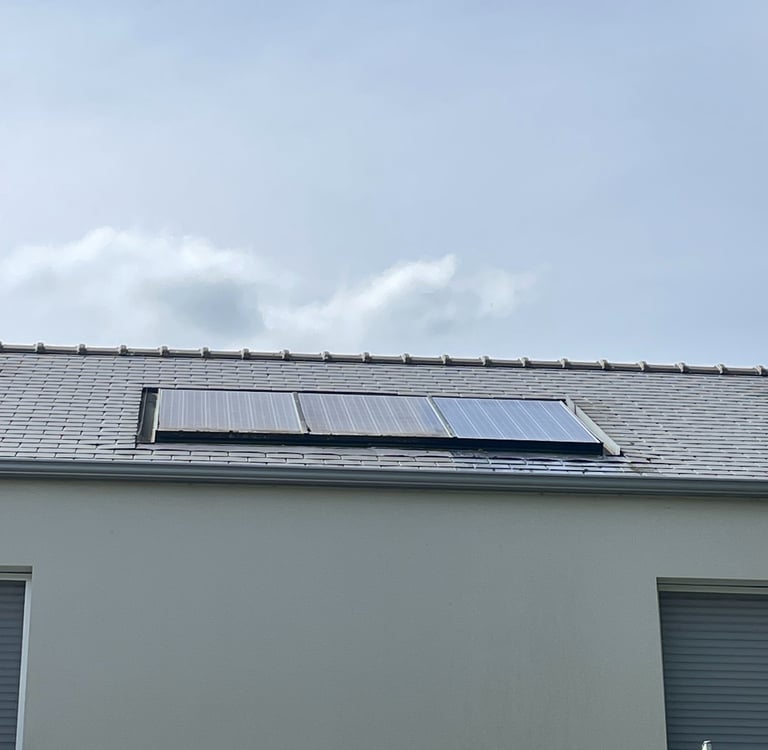 Panneaux solaires en cours de nettoyage, un sur trois déjà propre, élimination des salissures